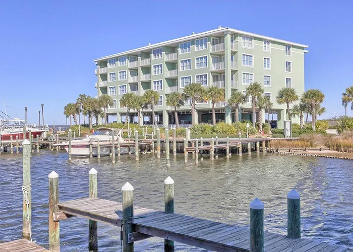 Waterfront W Balcony Boat Slip Shared Hot Tubs Pools Holiday home Gulf Shores