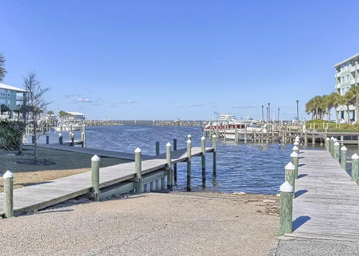 Waterfront W Balcony Boat Slip Shared Hot Tubs Pools Holiday home Gulf Shores